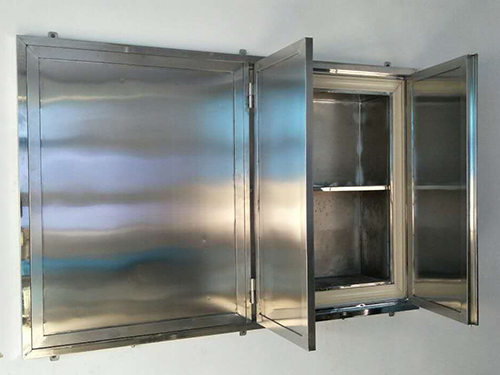 國外照X光片普遍穿射線防護(hù)服，國內(nèi)普遍“裸檢”